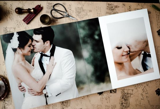 Những hình ảnh đẹp nhất của ngày cưới của bạn sẽ được in trên những trang sách album ảnh cưới tuyệt đẹp. Chúng tôi sử dụng công nghệ in ấn hiện đại, mực in lên tới 300 dpi để đảm bảo sự sắc nét và chân thực của từng chi tiết trong hình ảnh.